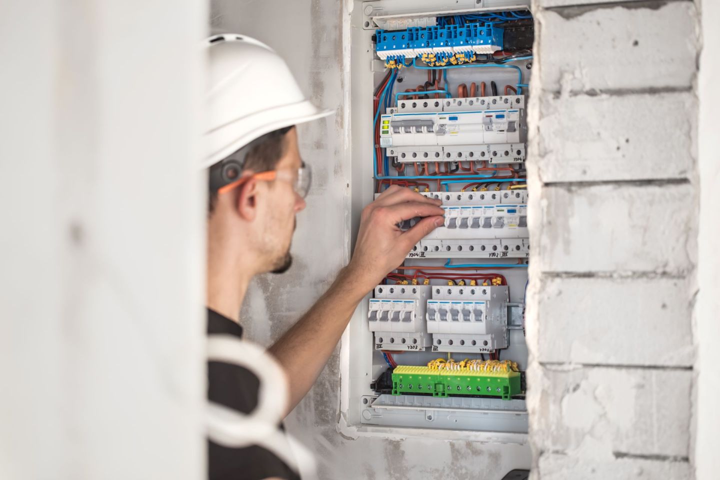 cara-um-eletricista-trabalhando-em-uma-central-telefonica-com-fusiveis-instalacao-e-conexao-de-equipamentos-eletricos